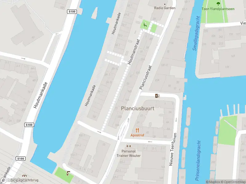 Ambulance met grote spoed naar de Houtmanstraat in Amsterdam