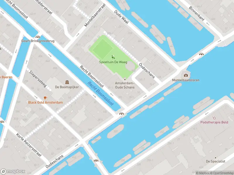 Ambulance met gepaste spoed naar de Valkenburgerstraat in Amsterdam