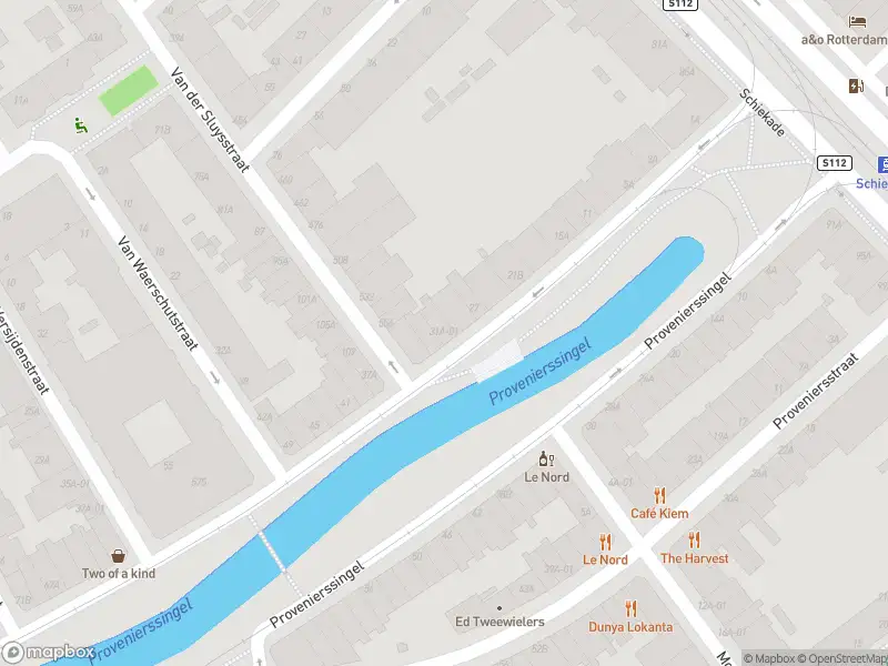 Ambulance met gepaste spoed naar de Provenierssingel in Rotterdam