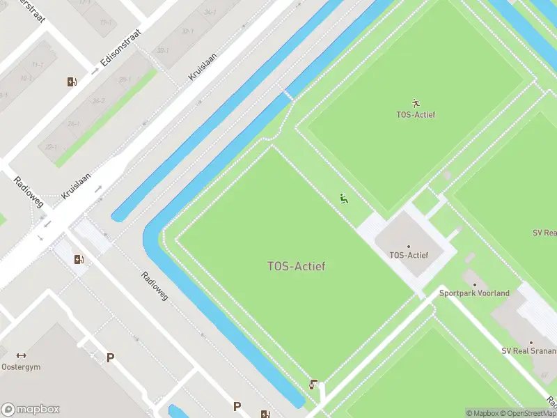 Ambulance met gepaste spoed naar de Linnaeusparkweg in Amsterdam
