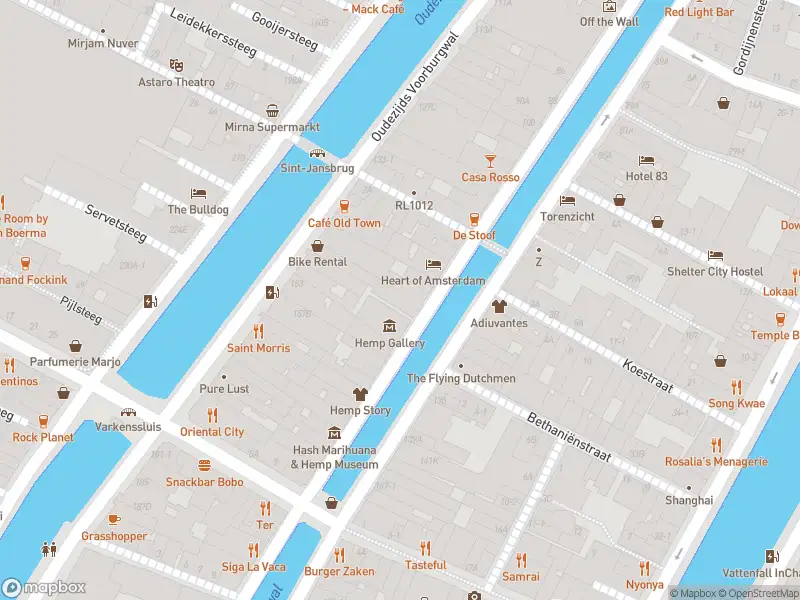 Ambulance met gepaste spoed naar de Oudezijds Achterburgwal in Amsterdam