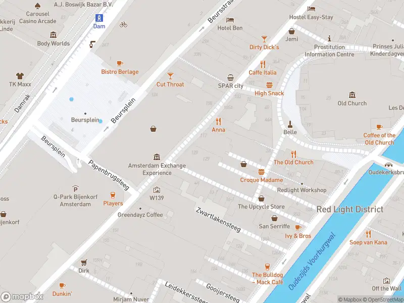Brandweer met gepaste spoed naar de Oudekerksplein in Amsterdam