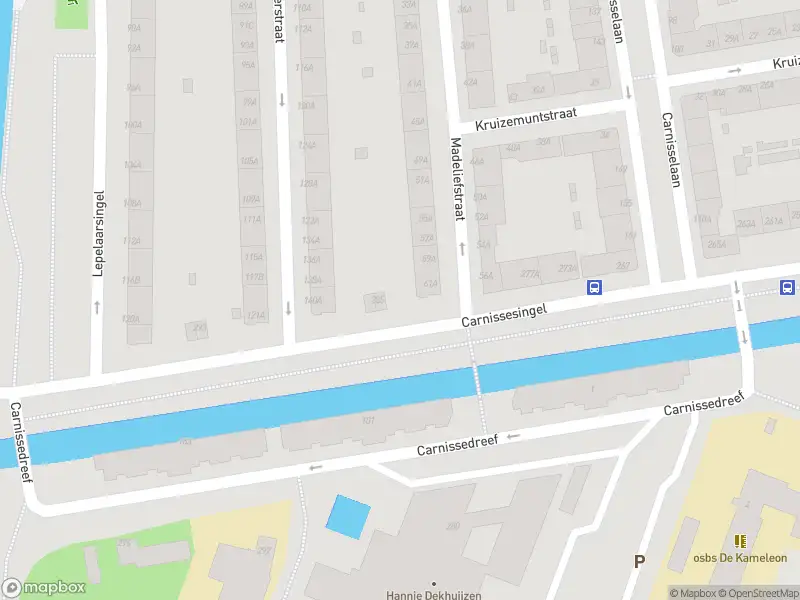Ambulance met gepaste spoed naar de Carnissesingel in Rotterdam