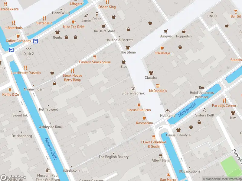 Ambulance met gepaste spoed naar de Burgwal in Delft