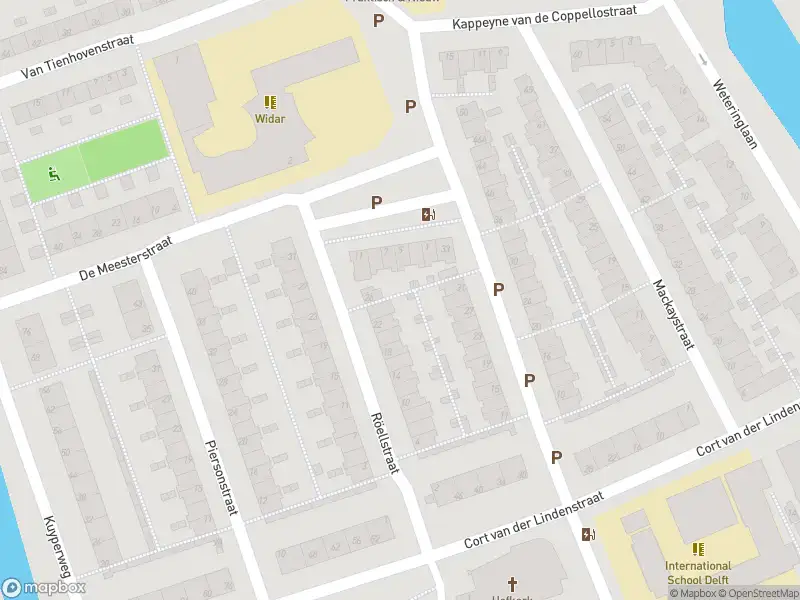Ambulance met grote spoed naar de Cort van der Lindenstraat in Delft