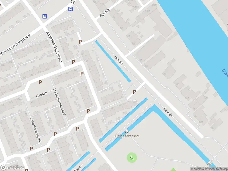 Ambulance met grote spoed naar de Rijndijk in Leiden