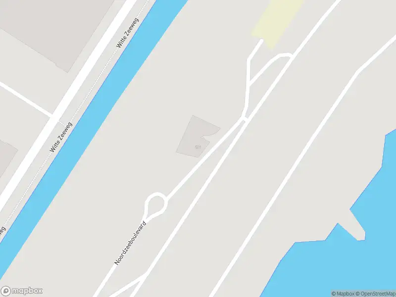 Ambulance met grote spoed naar de Noordzeeboulevard in Maasvlakte Rotterdam