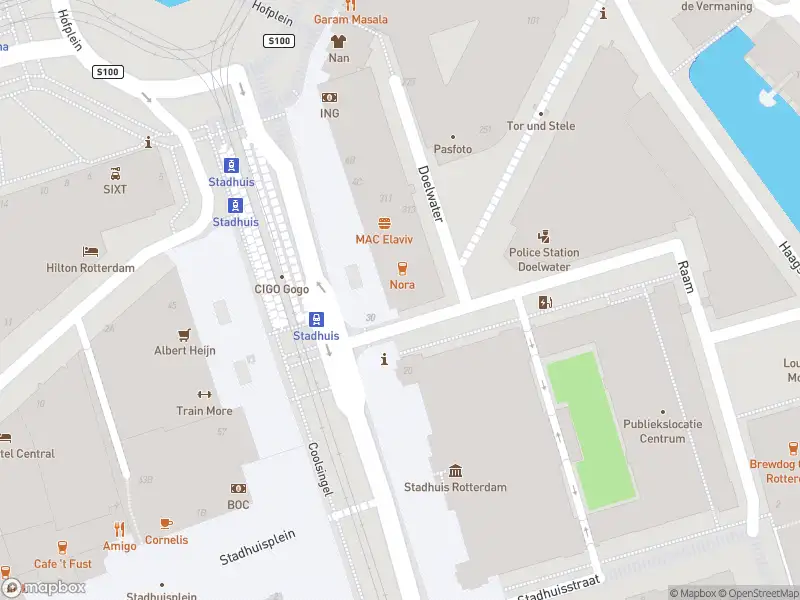 Ambulance met grote spoed naar de Coolsingel in Rotterdam
