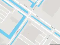 Ambulance met grote spoed naar de Etnastraat in Amsterdam