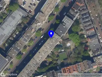 Ambulance met grote spoed naar de Walenburgerweg in Rotterdam