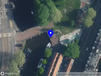 Ambulance met grote spoed naar de Eerste Marnixplantsoen in Amsterdam