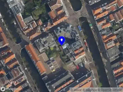 Ambulance met grote spoed naar de Westvest in Delft