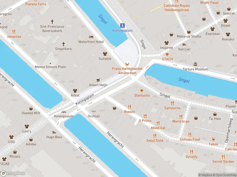 Ambulance met grote spoed naar de Koningsplein in Amsterdam