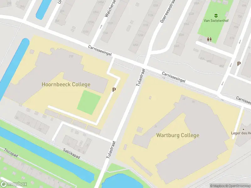 Ambulance met gepaste spoed naar de Carnissesingel in Rotterdam