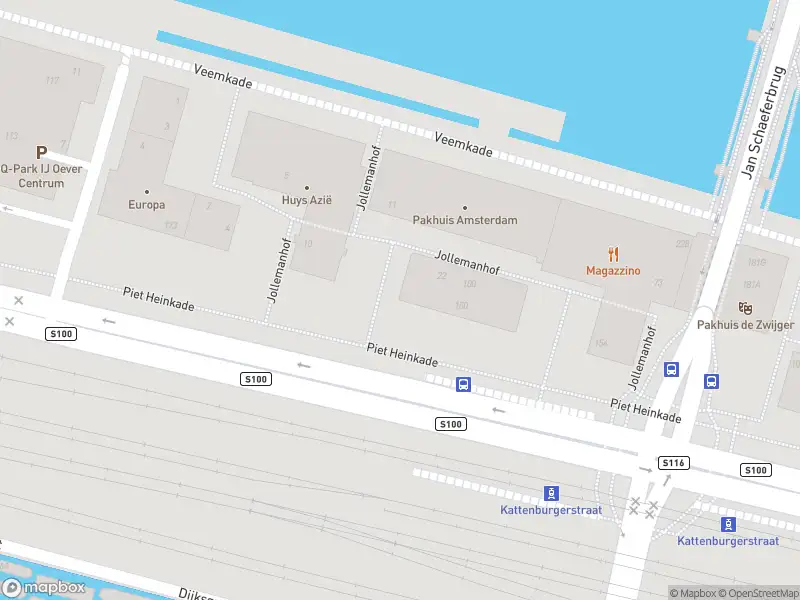 Ambulance met grote spoed naar de Piet Heinkade in Amsterdam