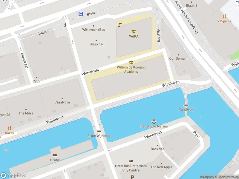 Ambulance met gepaste spoed naar de Hofplein in Rotterdam