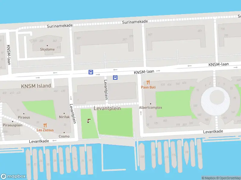 Ambulance met grote spoed naar de Levantkade in Amsterdam