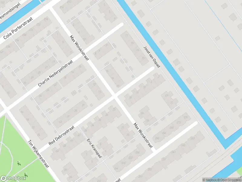 Ambulance met grote spoed naar de Red Debroystraat in Rotterdam