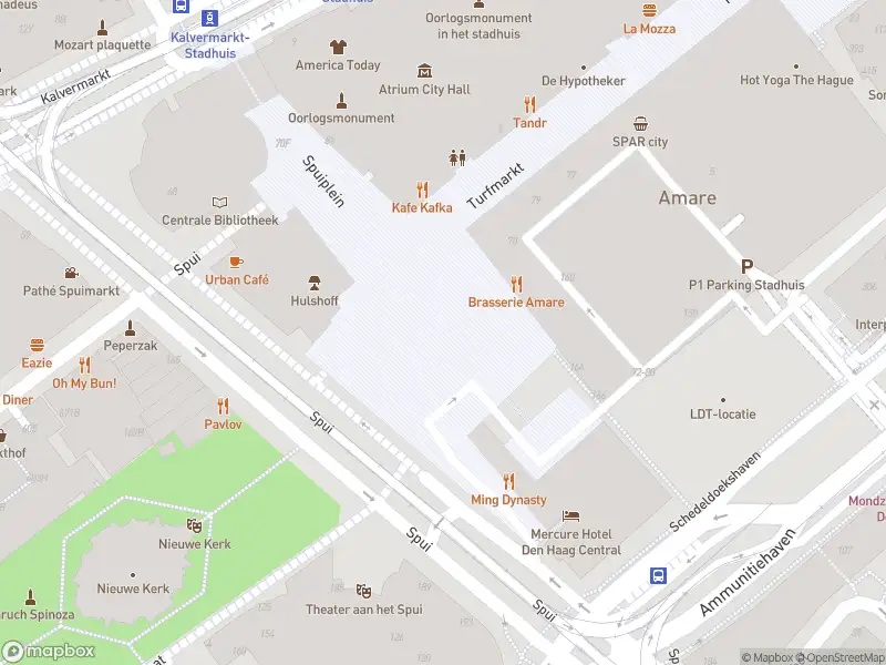 Ambulance met grote spoed naar de Spuiplein in 's-Gravenhage