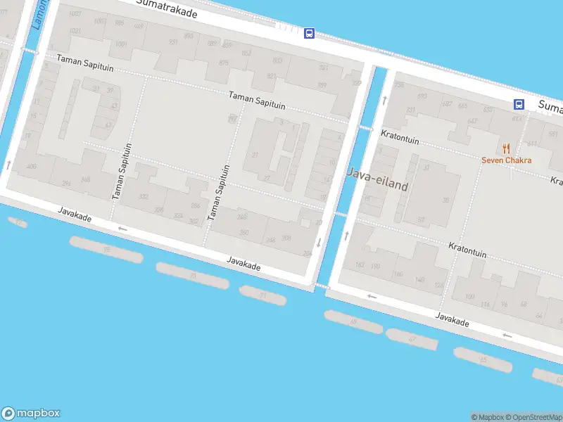 Ambulance met grote spoed naar de Javakade in Amsterdam
