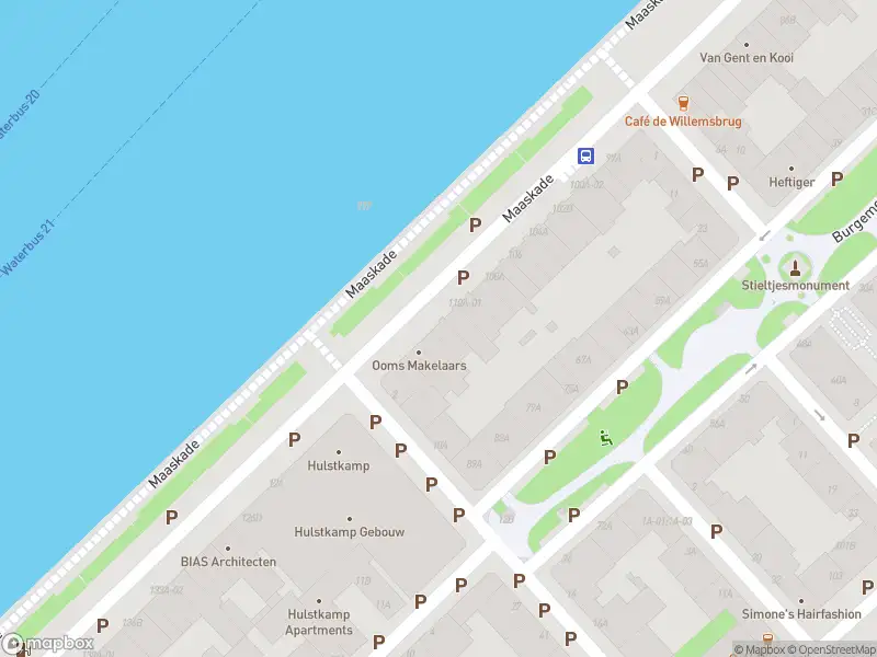 Ambulance met grote spoed naar de Maaskade in Rotterdam