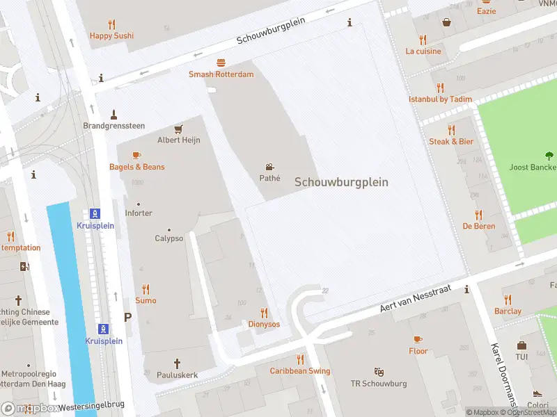 Ambulance met grote spoed naar de Schouwburgplein in Rotterdam