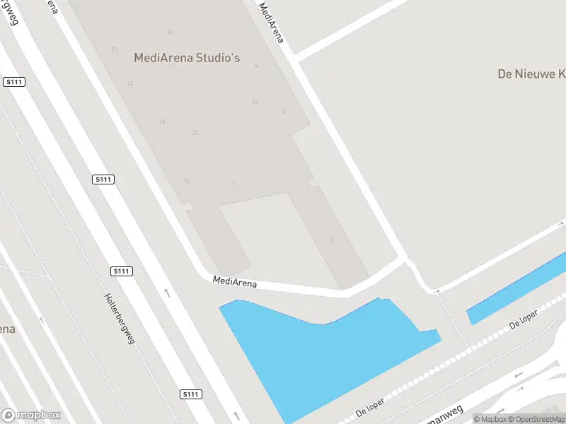 Ambulance met grote spoed naar de MediArena in Amsterdam-Duivendrecht