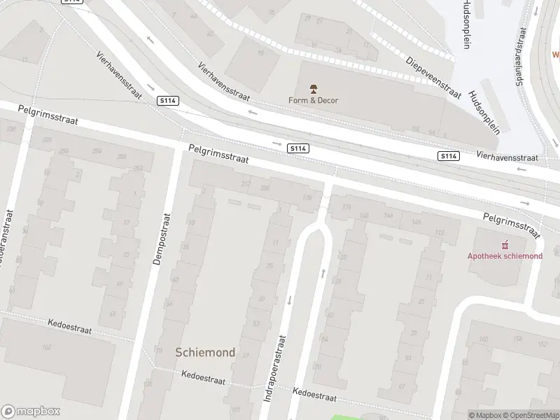 Ambulance met grote spoed naar de Indrapoerastraat in Rotterdam