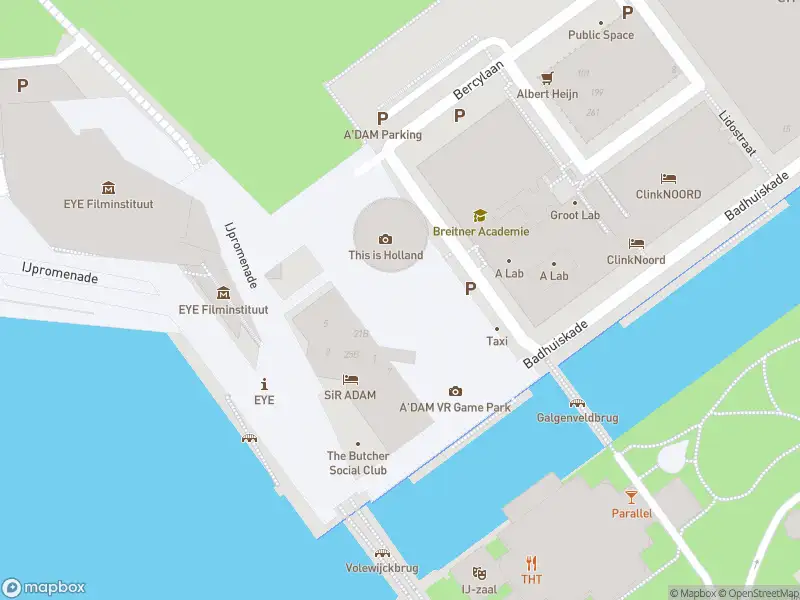 Ambulance met grote spoed naar de Overhoeksplein in Amsterdam