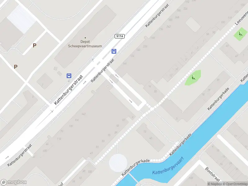 Ambulance met grote spoed naar de Leeuwenwerf in Amsterdam