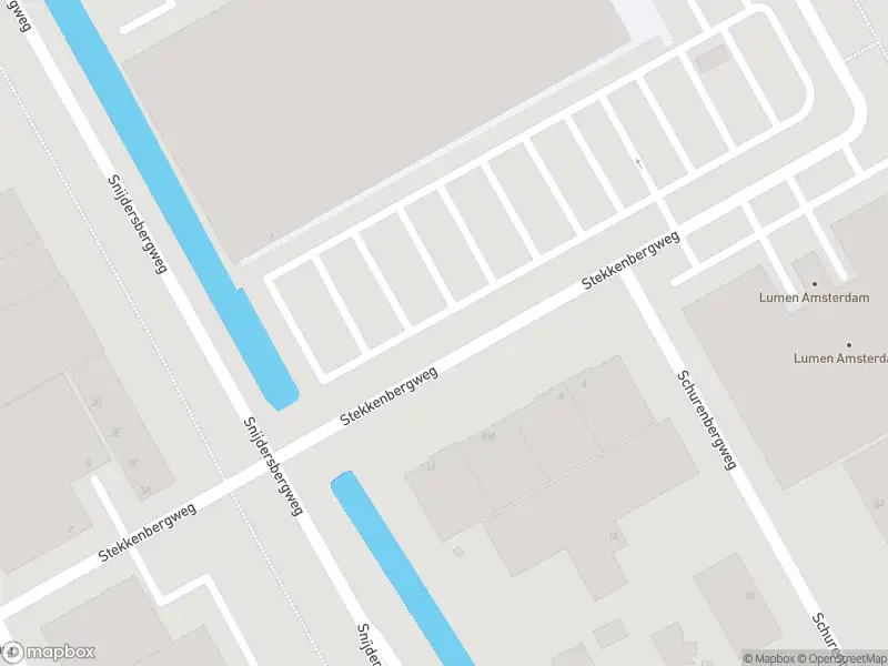 Ambulance met grote spoed naar de Tafelbergweg in Amsterdam