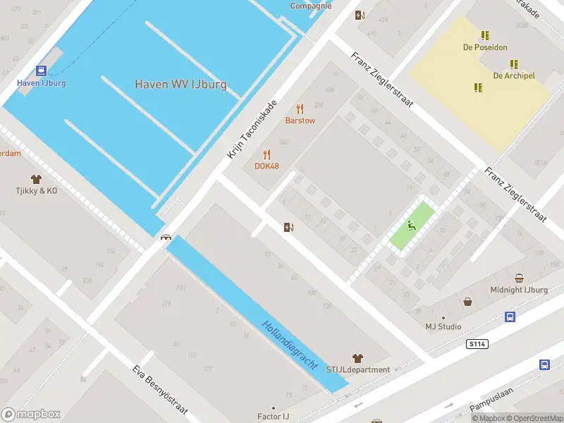 Ambulance met grote spoed naar de Pieter Oosterhuisstraat in Amsterdam
