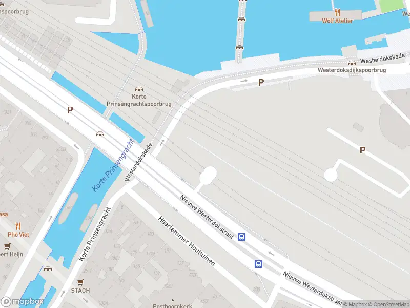 Ambulance met gepaste spoed naar de Haarlemmerstraat in Amsterdam