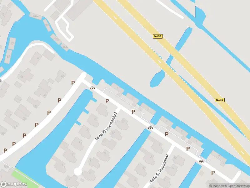 Ambulance met grote spoed naar de Louis Couperuslaan in Voorschoten