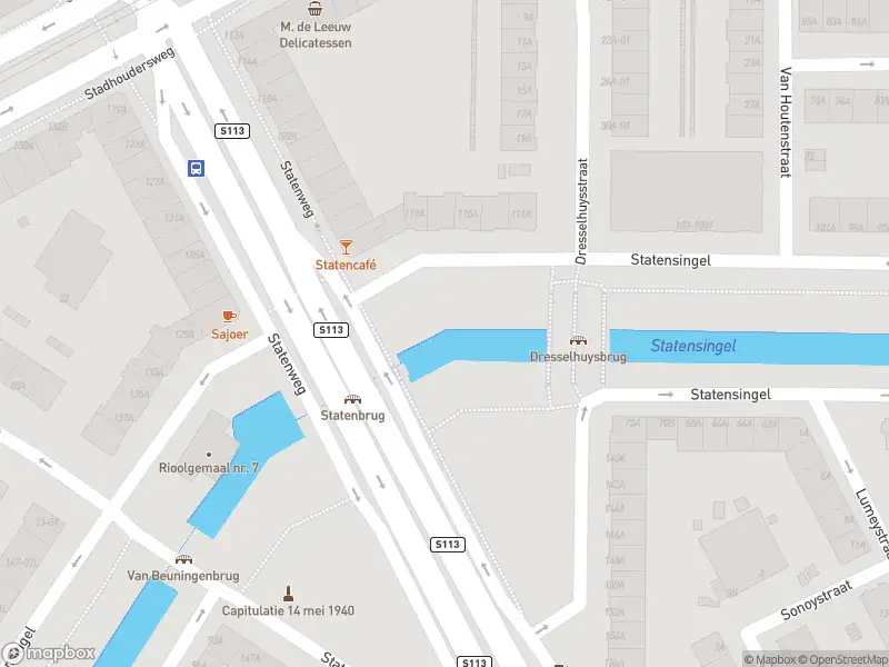 Ambulance met grote spoed naar de Statensingel in Rotterdam