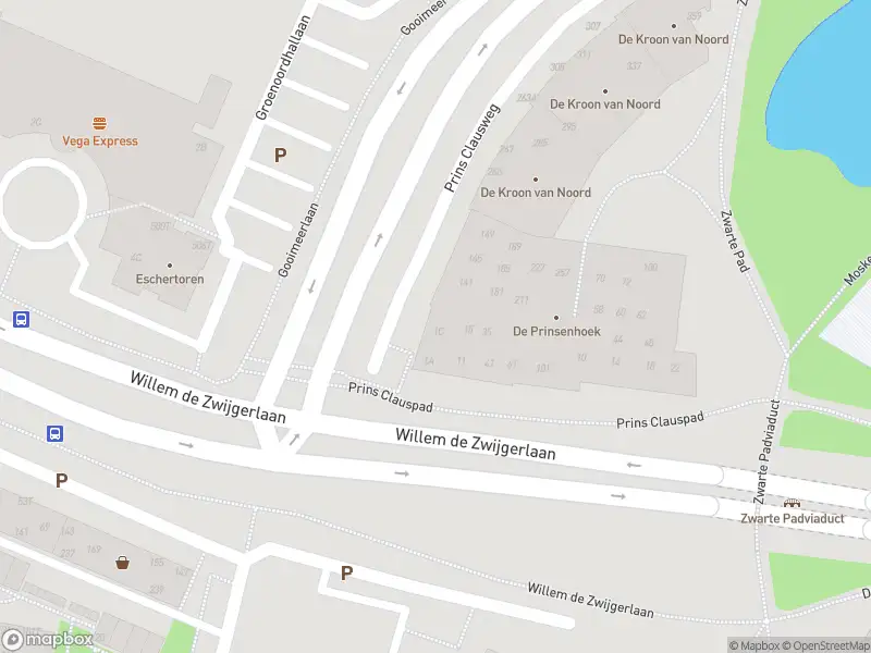 Ambulance met grote spoed naar de Prins Clausweg in Leiden