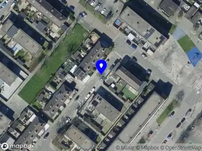 Ambulance met grote spoed naar de Lauernessestraat in Hoogvliet Rotterdam