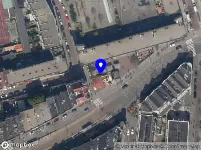 Ambulance met grote spoed naar de Tiendplein in Rotterdam