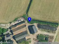 Brandweer met grote spoed naar de Broeklanderdijk in Broekland vanwege gebouwbrand