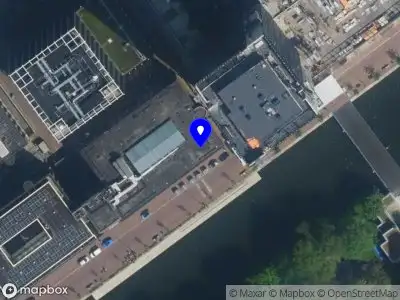 Ambulance met grote spoed naar de Badhuiskade in Amsterdam