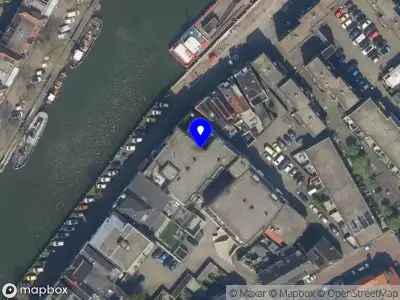 Ambulance met grote spoed naar de Zure Vischsteeg in Maassluis