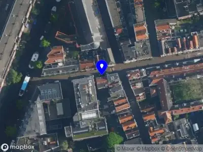 Ambulance met grote spoed naar de Gietersstraat in Amsterdam