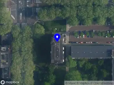 Ambulance met gepaste spoed naar de Van Nijenrodeweg in Amsterdam