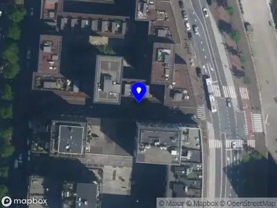 Ambulance met grote spoed naar de Westerdoksdijk in Amsterdam