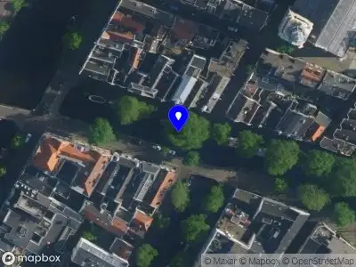 Ambulance met grote spoed naar de Raamgracht in Amsterdam