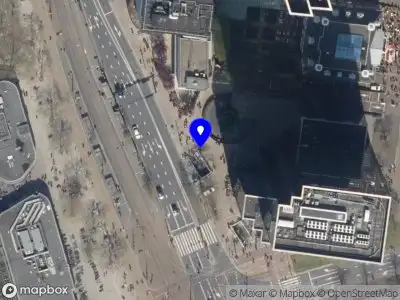 Ambulance met grote spoed naar de Coolsingel in Rotterdam