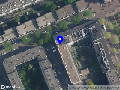 Ambulance met gepaste spoed naar de Schoolmeesterstraat in Amsterdam