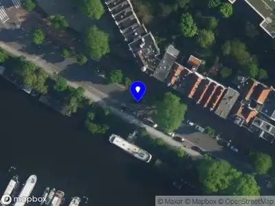 Ambulance met grote spoed naar de Kattenburgergracht in Amsterdam