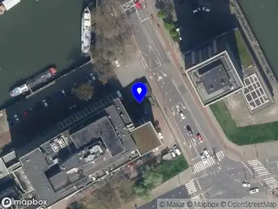 Ambulance met grote spoed naar de Achterharingvliet in Rotterdam
