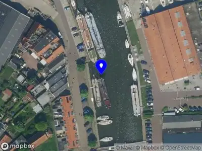 Brandweer met gepaste spoed naar de Oude Zijds Burgwal in Monnickendam vanwege waarnemen gaslucht